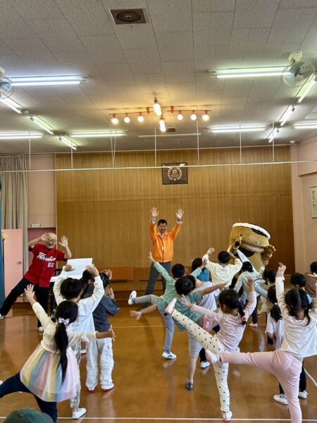 10月30日（水）、落合幼稚園・落合東幼稚園合同「ワクワクコンサート」と落合東小学校創立50周年記念「HIPPYライブ」